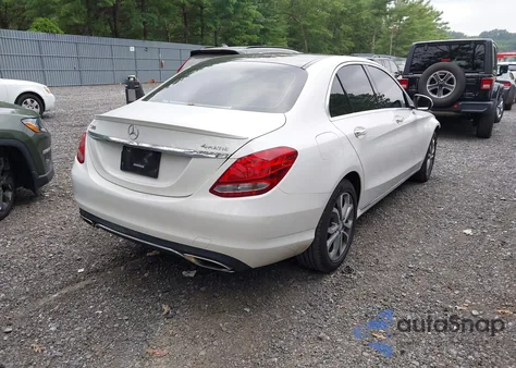 2016 Mercedes-Benz C 300 4Matic z USA, uszkodzony, nr VIN 55SWF4KB8GU115423